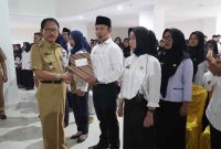 Bupati Pesisir Barat Serahkan Petikan Keputusan Bupati Tentang Pengalaman CPNS, PNS, dan PPPK Foto: Joni Irawan