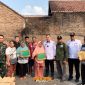 Bupati Pesawaran serahkan bantuan BAZNAS pada korban kebakaran di Dusun Penengahan, Desa Gedong Tataan, Pesawaran.