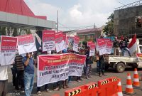 Ratusan massa Gempita lakukan aksi damai di depan Kantor Gubernur Sumatera Selatan, Kamis (21/9/2023). Mereka menyerukan agar Gubernur Sumatera Selatan menghentikan aktivitas tambang batu bara yang merusak hutan dan lingkungan hidup.
