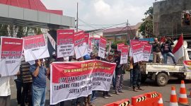 Ratusan massa Gempita lakukan aksi damai di depan Kantor Gubernur Sumatera Selatan, Kamis (21/9/2023). Mereka menyerukan agar Gubernur Sumatera Selatan menghentikan aktivitas tambang batu bara yang merusak hutan dan lingkungan hidup.