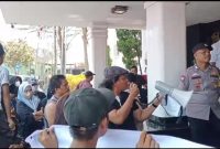 Unjuk rasa warga menolak kenaikan tarif air oleh Perumda Tirta Musi Palembang