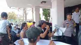 Unjuk rasa warga menolak kenaikan tarif air oleh Perumda Tirta Musi Palembang