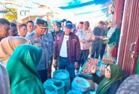 Foto: Pj. Bupati Lampung Barat, Nukman dan Kapolres Lampung Barat pantau harga beras. Foto: Dokumentasi warga