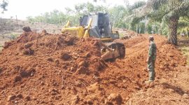 Pembangunan jalan penghubung Dusun Mojosari dan Kampung Bumi Rejo, Baradatu, Way Kanan, Lampung Oleh Satgas TMMD 118 Kodim Way Kanan.