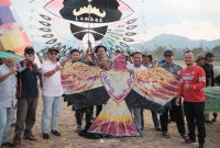 Peserta Festival Layang-layang KTI Lampung Barat memamerkan layang-layang kebanggaannya.
Foto: kabarindonesia.co
