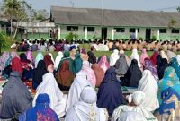 Pelajar dan warga Desa Bumi Pratama Mandira, Ogan Komering Ilir, lakukan Shalat Istiqa
Foto: kabarindonesia.co