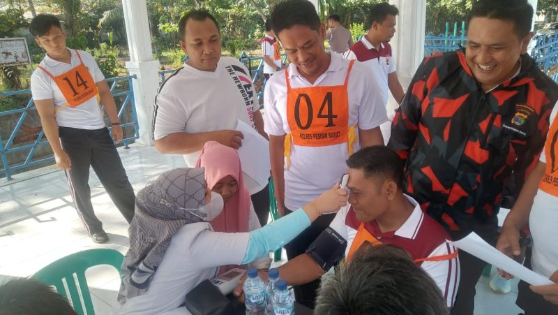 Personil Polres Pesisir Barat sedang mengikuti tes kesehatan dalam rangka Tes Kesamaptaan Jasmani dan Bela Diri Polri.
Foto: kabarindonesia.co