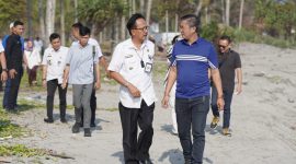 Agus Istiqlal dan Hanung Bramantyo berjalan bersama menuju lokasi syuting Film Dokumenter Desa Para Pemimpi (n).