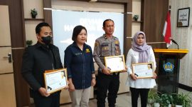 Plt. Kabaglog Polres Pesisir Barat, IPDA Azmer mewakili Kapolres Pesibar AKBP Alsyahendra, S.I.K., M.H., menerima penghargaan terbaik ke-2 sebagai Satker dengan capaian nilai IKPA dari KPPN Liwa. Foto: Humas Polres Pesibar
