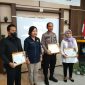 Plt. Kabaglog Polres Pesisir Barat, IPDA Azmer mewakili Kapolres Pesibar AKBP Alsyahendra, S.I.K., M.H., menerima penghargaan terbaik ke-2 sebagai Satker dengan capaian nilai IKPA dari KPPN Liwa. Foto: Humas Polres Pesibar