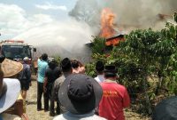 Petugas Damkar berusaha memadamkan api yang membakar rumah milik Hazami, warga Pekon Empulau Ulu, Kecamatan Balik Bukit, Lampung Barat.
Foto: Dokumen Warga