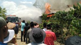 Petugas Damkar berusaha memadamkan api yang membakar rumah milik Hazami, warga Pekon Empulau Ulu, Kecamatan Balik Bukit, Lampung Barat.
Foto: Dokumen Warga