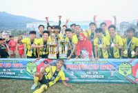 Juara Pertama Tournamen Sepak Bola Peratin Cup Purajaya berfoto bersama Camat Kebun Tebu Ernawati, S.E
Foto :  Danang
