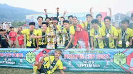 Juara Pertama Tournamen Sepak Bola Peratin Cup Purajaya berfoto bersama Camat Kebun Tebu Ernawati, S.E
Foto :  Danang