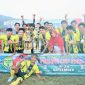 Juara Pertama Tournamen Sepak Bola Peratin Cup Purajaya berfoto bersama Camat Kebun Tebu Ernawati, S.E
Foto :  Danang