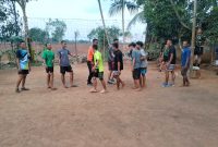 Satgas TMMD Kodim Way Kanan bermain bola voli bersama warga Kampung Gunung Katun Way Kanan.
Foto: Dokumen Warga