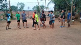 Satgas TMMD Kodim Way Kanan bermain bola voli bersama warga Kampung Gunung Katun Way Kanan.
Foto: Dokumen Warga