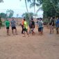 Satgas TMMD Kodim Way Kanan bermain bola voli bersama warga Kampung Gunung Katun Way Kanan.
Foto: Dokumen Warga