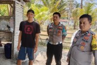 Personil Polsek Pesisir Selatan menyasar Pantai Tanjung Setia dalam kegiatan Sentra Pelayanan Kepolisian Terpadu (SPKT). Foto: Kabar Indonesia