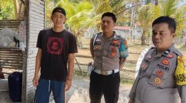 Personil Polsek Pesisir Selatan menyasar Pantai Tanjung Setia dalam kegiatan Sentra Pelayanan Kepolisian Terpadu (SPKT). Foto: Kabar Indonesia