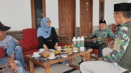 Pemimpin Umum Kabar Indonesia, Hidayati (berkerudung biru) sedang lakukan wawancara khusus dengan Bupati Lampung Barat Periode 2017-2022, Parosil Mabsus (kemeja hijau) dikediamannya, Pekon Purawiwitan, Kecamatan Kebun Tebu, Kabupaten Lampung Barat.
Foto: kabarindonesia.co