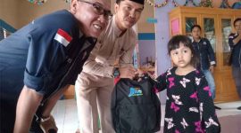 PD IWO Batang Hari Beri Bingkisan Pada 21 Anak PAUD Manggis | Foto: (Baidillah)