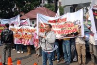 Massa Aliansi Masyarakat untuk Keadilan (AMUK) melakukan unjuk rasa di depan Kantor Gubernur Sumsel. AMUK meminta Gubernur Sumsel untuk menjamin keberlangsungan hidup sektor pertambangan di Sumsel. Foto: RPS, Kabar Indonesia