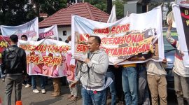 Massa Aliansi Masyarakat untuk Keadilan (AMUK) melakukan unjuk rasa di depan Kantor Gubernur Sumsel. AMUK meminta Gubernur Sumsel untuk menjamin keberlangsungan hidup sektor pertambangan di Sumsel. Foto: RPS, Kabar Indonesia