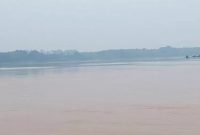 Penampakan kabut asap tebal akibat karhutla di atas aliran Sungai Batang Hari, Kabupaten Batang Hari. Foto: Baidillah, Kabar Indonesia.