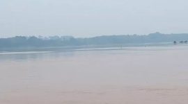 Penampakan kabut asap tebal akibat karhutla di atas aliran Sungai Batang Hari, Kabupaten Batang Hari. Foto: Baidillah, Kabar Indonesia.