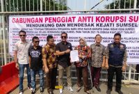 Kasipenkum Kejati Sumsel Vanny Yulia Eka Sari menerima pernyataan sikap GPAKS Sumsel. 
Foto: Irwanto, Kabar Indonesia