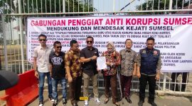 Kasipenkum Kejati Sumsel Vanny Yulia Eka Sari menerima pernyataan sikap GPAKS Sumsel. 
Foto: Irwanto, Kabar Indonesia