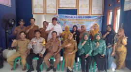 Peratin Asahan Way Sindi, Bhabinkamtibmas, dan seluruh Aparat Pekon Asahan Way Sindi berfoto bersama setelah mengadakan Musrenbang Pekon Asahan Way Sindi.
Foto: Joni Irawan, Kabar Indonesia.