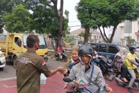 PW IWO Jambi membagikan 2.000 masker pada warga Jambi yang terancam wabah ISPA akibat kualitas udara memburuk akibat karhutla. Foto: PW IWO Jambi