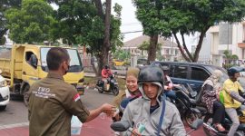 PW IWO Jambi membagikan 2.000 masker pada warga Jambi yang terancam wabah ISPA akibat kualitas udara memburuk akibat karhutla. Foto: PW IWO Jambi