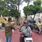 PW IWO Jambi membagikan 2.000 masker pada warga Jambi yang terancam wabah ISPA akibat kualitas udara memburuk akibat karhutla. Foto: PW IWO Jambi