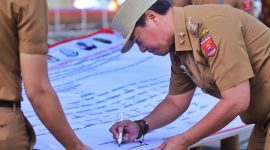 Pj. Bupati Lambar, Nukman melakukan Penandatanganan Pakta Integritas Netralitas ASN dan Non-ASN di Kabupaten Lampung Barat