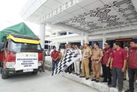 Agus Istiqlal lepas secara simbolis Penyaluran Bantuan Pangan Beras bagi 18.668 KK di Kabupaten Pesibar.  
Foto: Joni Irawan, Kabar Indonesia