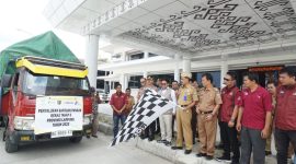 Agus Istiqlal lepas secara simbolis Penyaluran Bantuan Pangan Beras bagi 18.668 KK di Kabupaten Pesibar.  
Foto: Joni Irawan, Kabar Indonesia