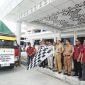 Agus Istiqlal lepas secara simbolis Penyaluran Bantuan Pangan Beras bagi 18.668 KK di Kabupaten Pesibar.  
Foto: Joni Irawan, Kabar Indonesia