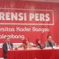 Rektor UKB memberikan keterangan dalam Konferensi Pers terkait informasi yang salah tentang UKB Palembang.
Foto: RPS, Kabar Indonesia