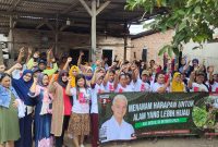 Relawan Ganjar Pranowo melakukan aksi door to door di Kabupaten Mesuji.
Foto: Dokumentasi Warga