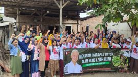 Relawan Ganjar Pranowo melakukan aksi door to door di Kabupaten Mesuji.
Foto: Dokumentasi Warga