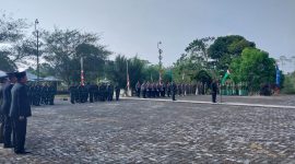 Prajurit Kodim 0422 Lampung Barat Lakukan Tabur Bunga di TMP Liwa dalam rangka HUT TNI Ke-78.
Foto: Kristian Agusani, kabarindonesia.co