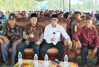 Bacagub Sumatera Selatan Heri Amalindo berfoto dengan masyarakat Desa Muara Telang Banyuasin