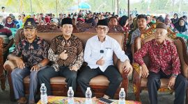 Bacagub Sumatera Selatan Heri Amalindo berfoto dengan masyarakat Desa Muara Telang Banyuasin