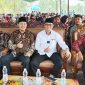 Bacagub Sumatera Selatan Heri Amalindo berfoto dengan masyarakat Desa Muara Telang Banyuasin