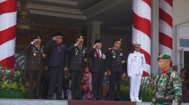Gubernur Bengkulu Rohidin dan Danrem 041 Gamas Brigjen TNI Rachmad Zulkarnaen memberi penghormatan dalam HUT TNI Ke-78 di Bengkulu.
Foto: Dokumen Pemprov Bengkulu