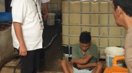 Polda Lampung berhasil gerebek gudang penimbunan solar di Rajabasa, Bandarlampung.
Foto: Harian Waktu