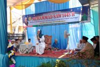 KH. Ahmad Mutho'i sedang memberikan tausyiah dalam peringatan Maulid Nabi Muhammad SAW Tahun 1445 H di Masjid Al-Ikhlas Dusun Way Tabuh, Desa Cilimus. Foto: Ujang Hermawan, kabarindonesia.co